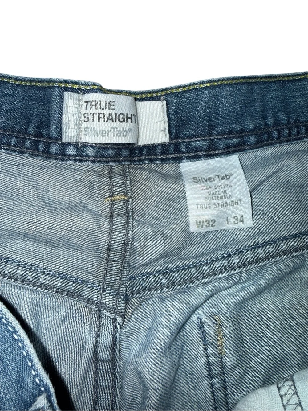 Levis waist 32